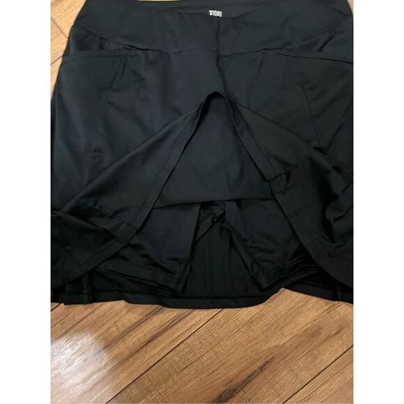 Tail size small black golf skort - Picture 2 of 3
